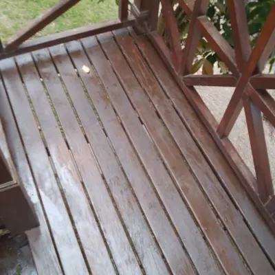 Trabajo de Full Service Pinamar: barnizado de deck